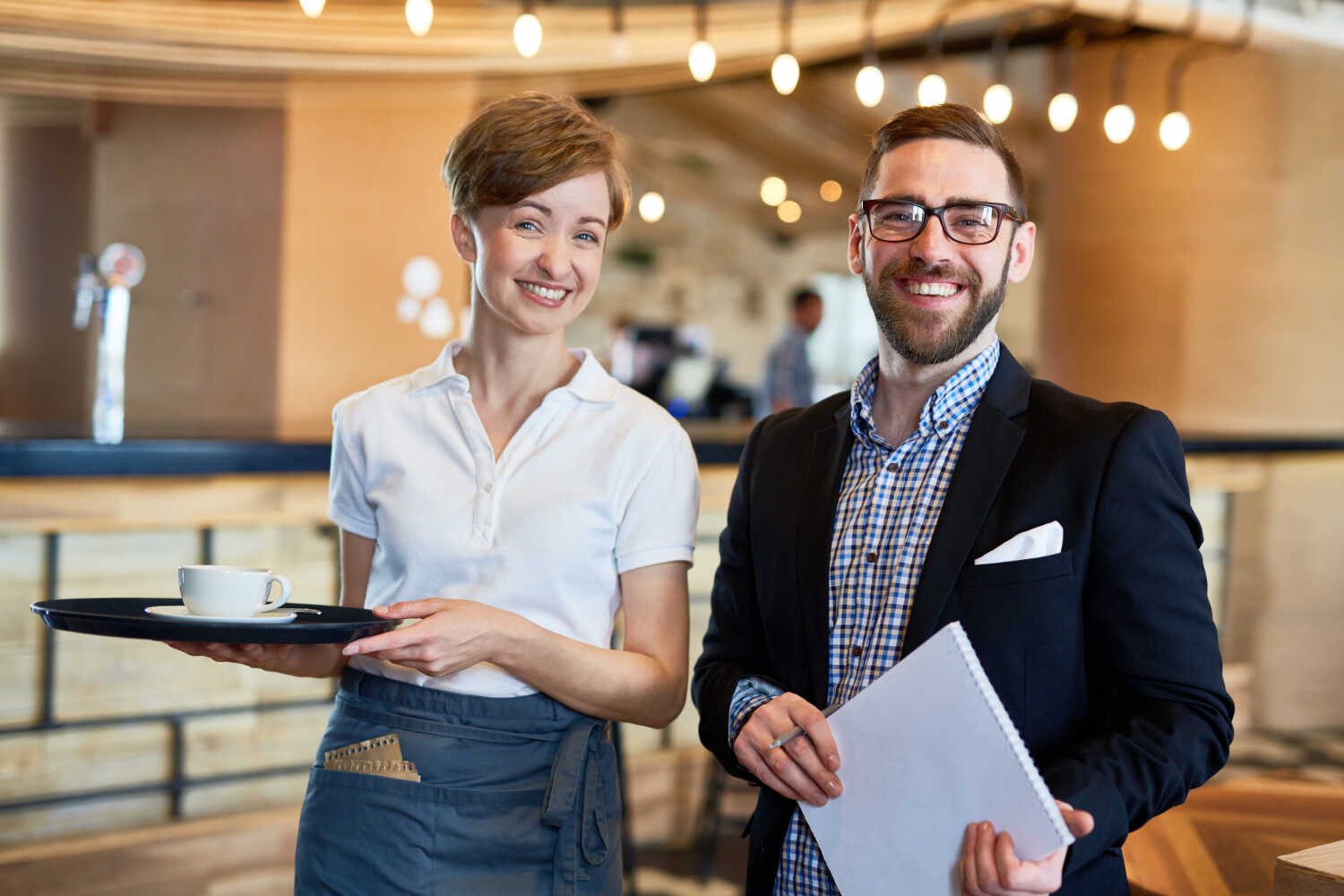 Bedieningsmedewerker en horecaondernemer in een restaurant