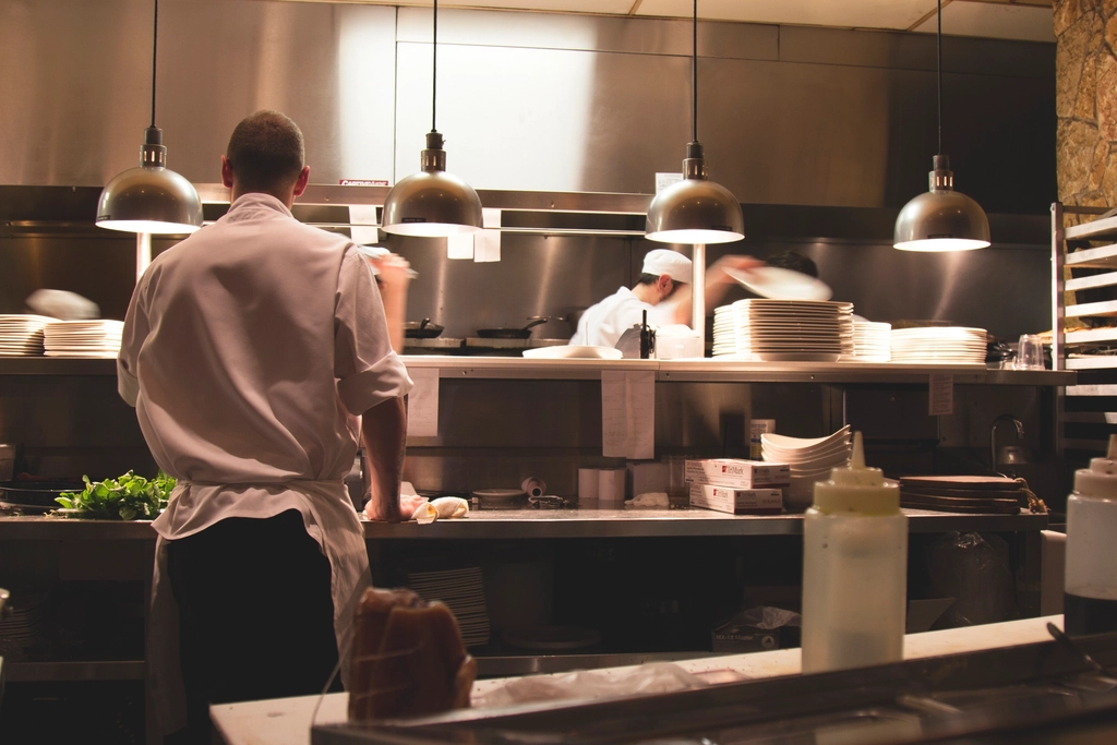 Keukenbrigade aan het werk in een professionele keuken
