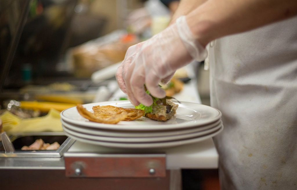 Kok maakt een gerecht op in de keuken
