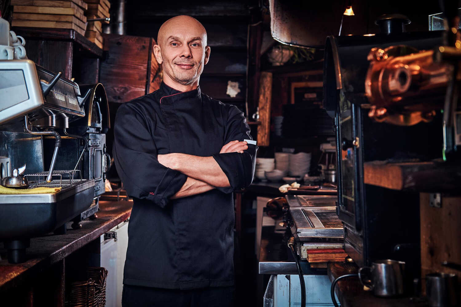 Kok in koksbuis in de keuken van een restaurant
