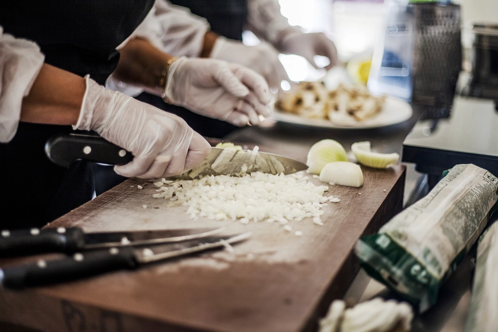 Koks snijden groente voor de mise en place