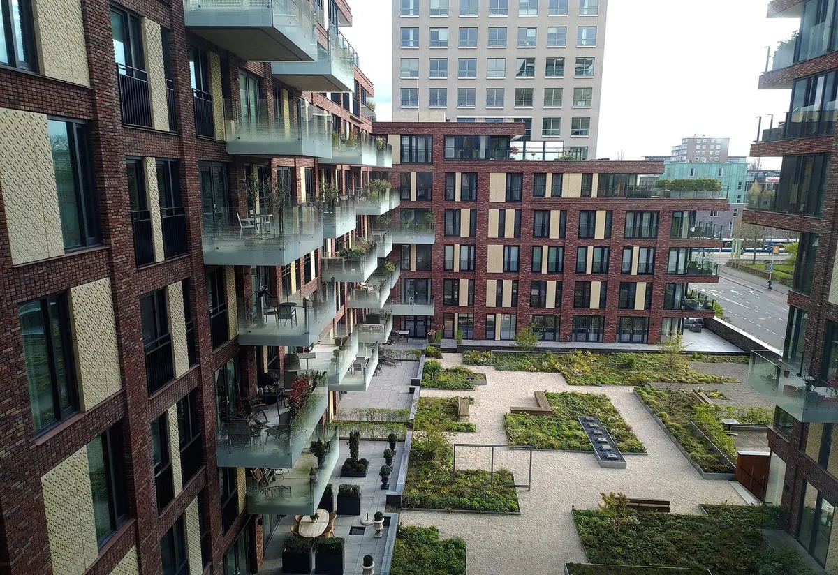 Moderne woonbebouwing met daktuin in het centrum van Amstelveen