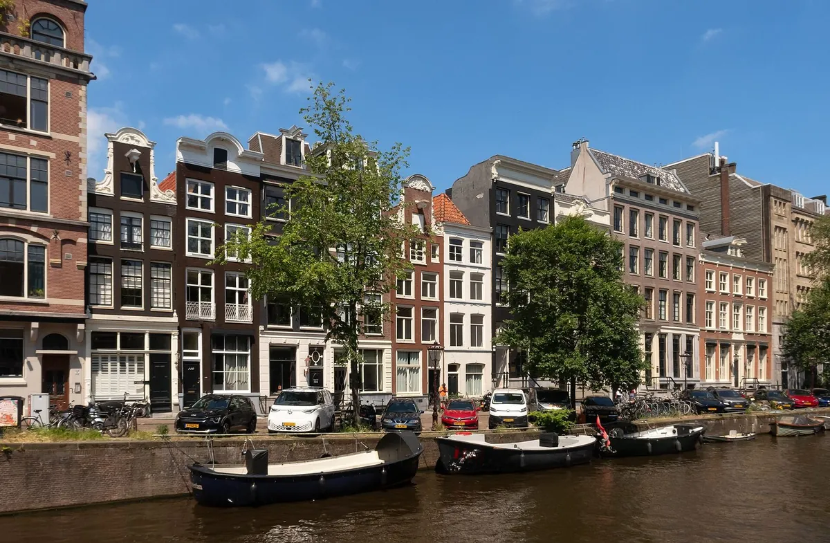 Grachtenpanden en woonboten aan de Herengracht in Amsterdam