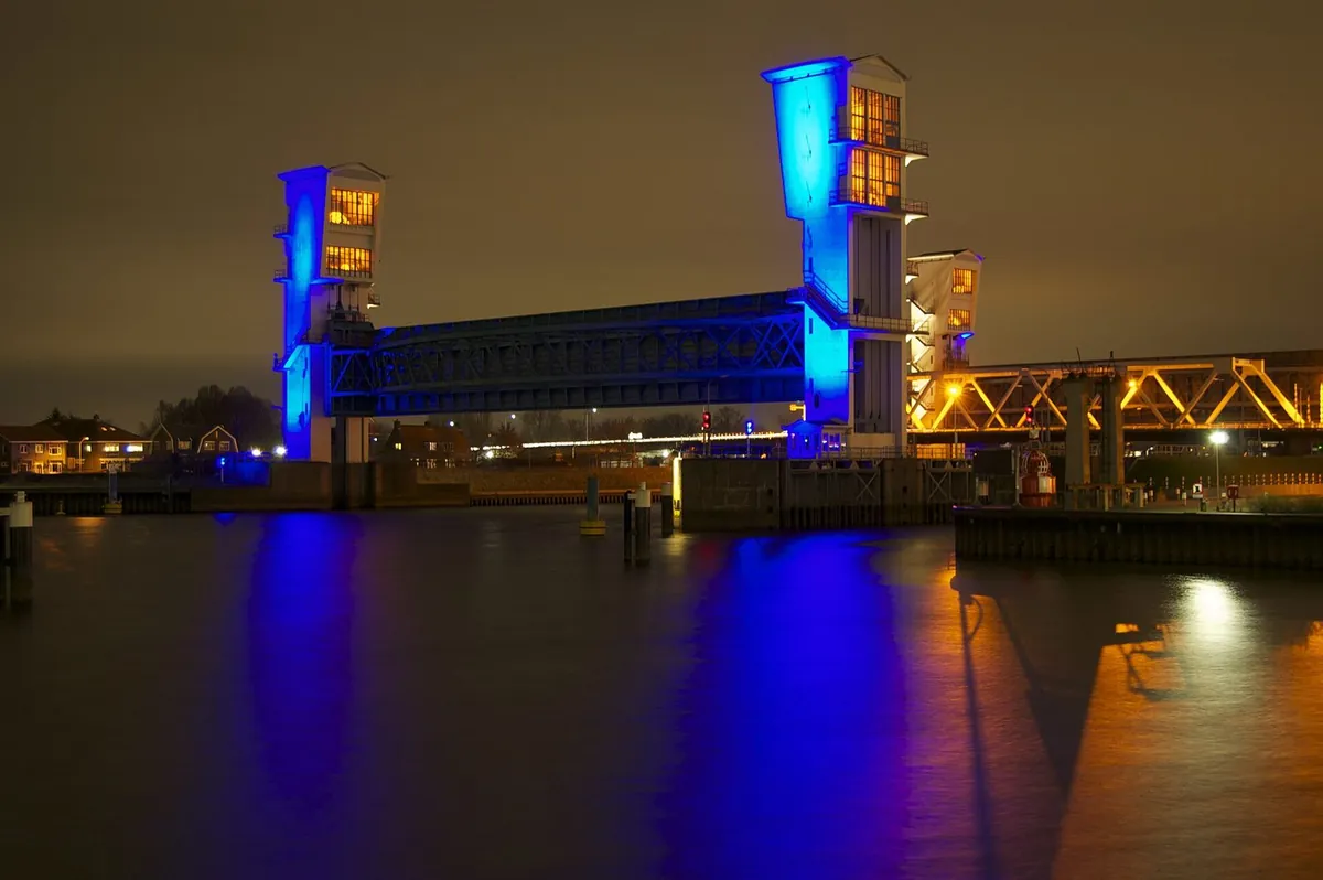 De verlichte Algerabrug en stormvloedkering bij Capelle aan den IJssel