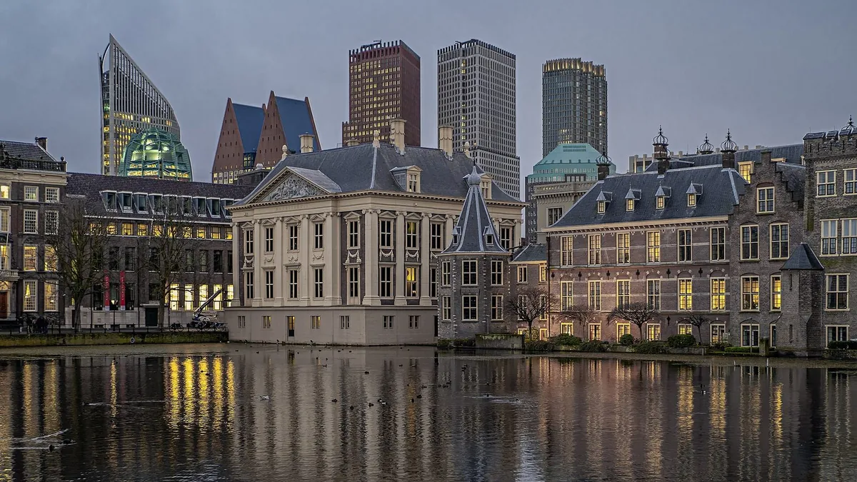 Het Binnenhof en de Hofvijver in Den Haag bij avondlicht