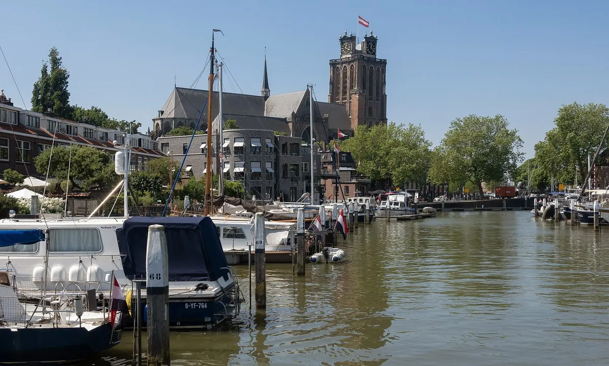 Boten in de haven van Dordrecht met de Grote Kerk erachter