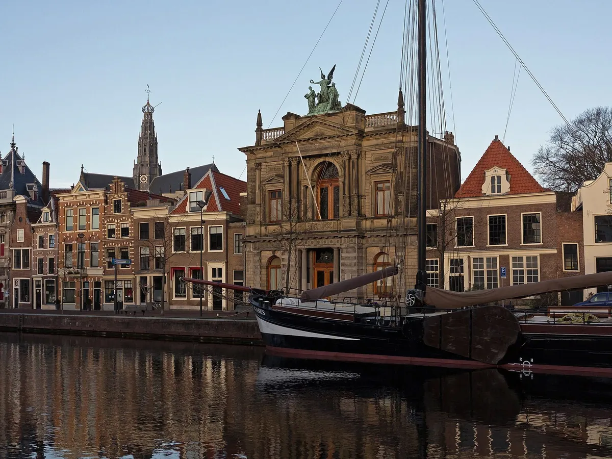 Een zeilschip op het Spaarne in Haarlem