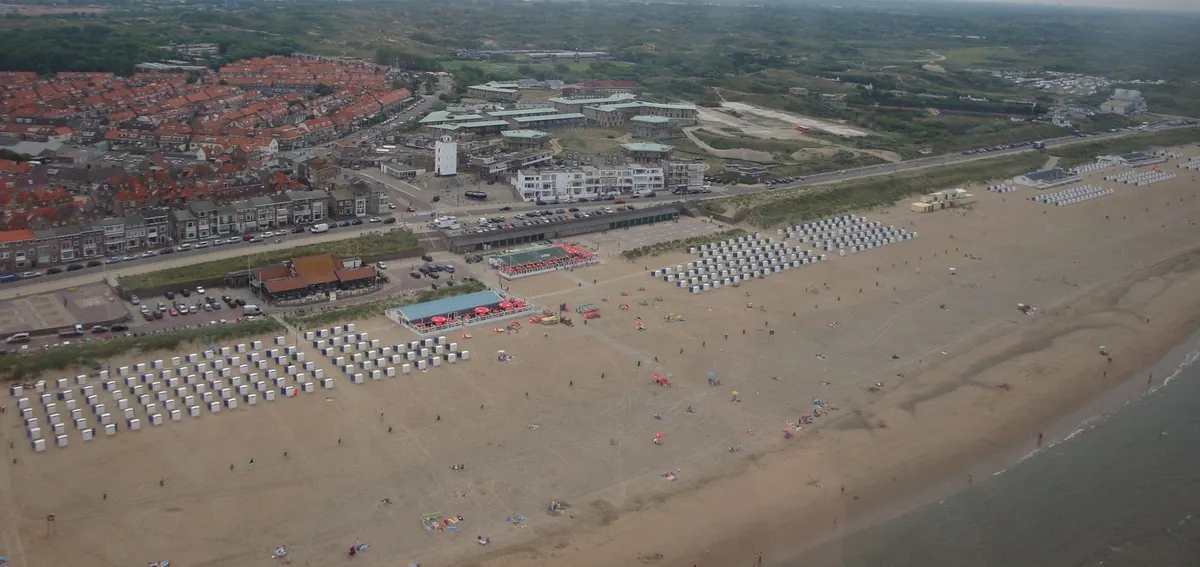 Het strand van Katwijk aan Zee met strandtenten en badgasten