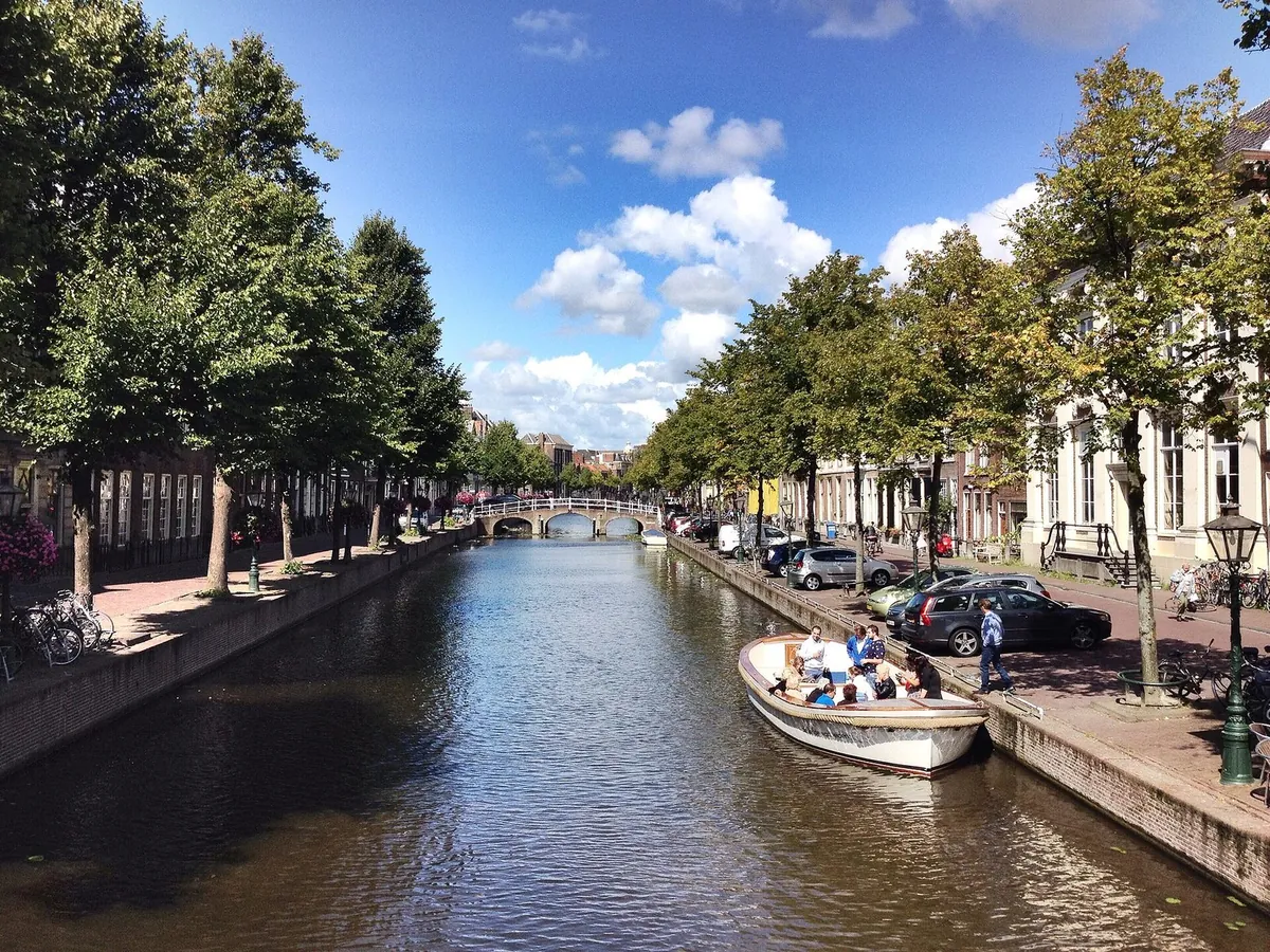 Een Leidse gracht met aangemeerde bootjes