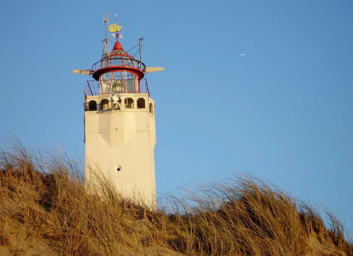 De vuurtoren van Noordwijk boven de duinen