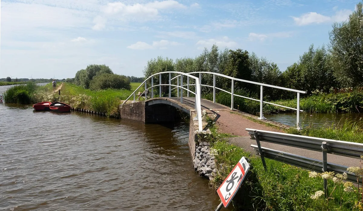 Een ophaalbrug in het polderlandschap bij Schipluiden
