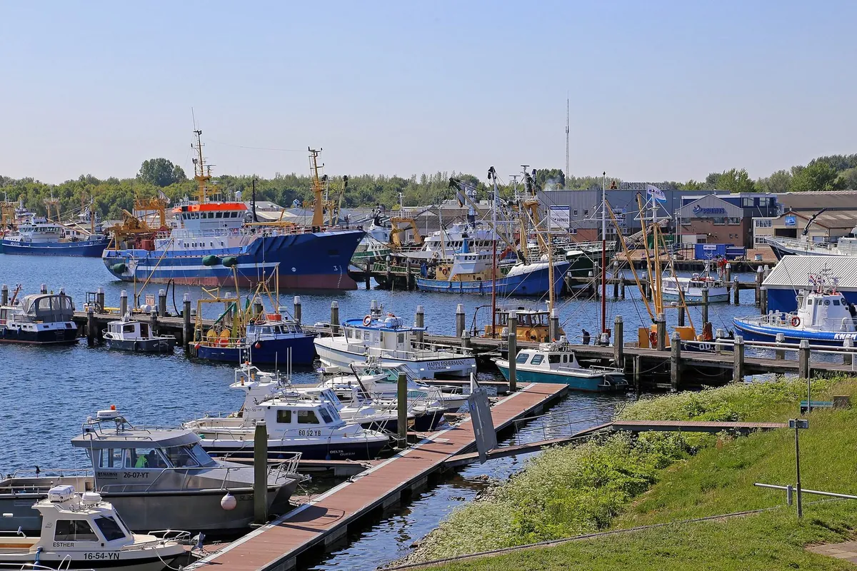 Vissersboten en jachten in de haven van Stellendam