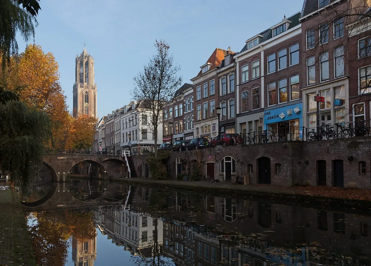 De Oudegracht in Utrecht met de Domtoren op de achtergrond