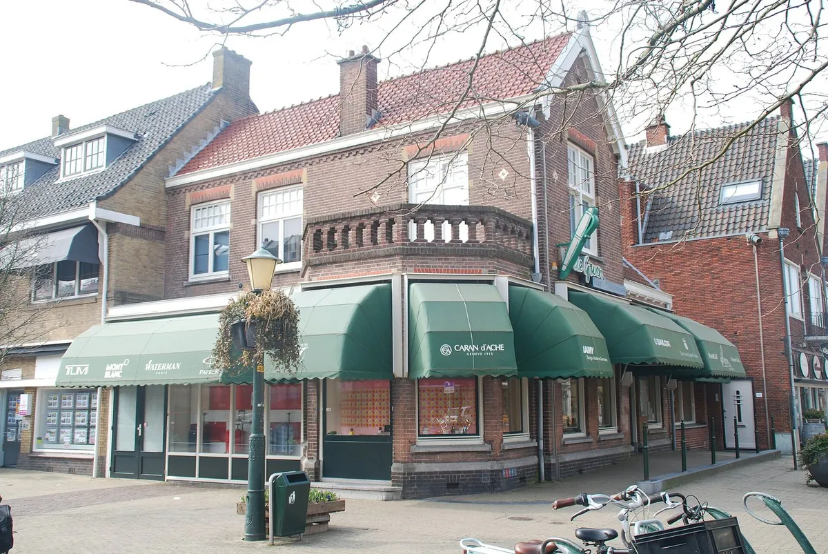 Winkels met luifels in het centrum van Wassenaar