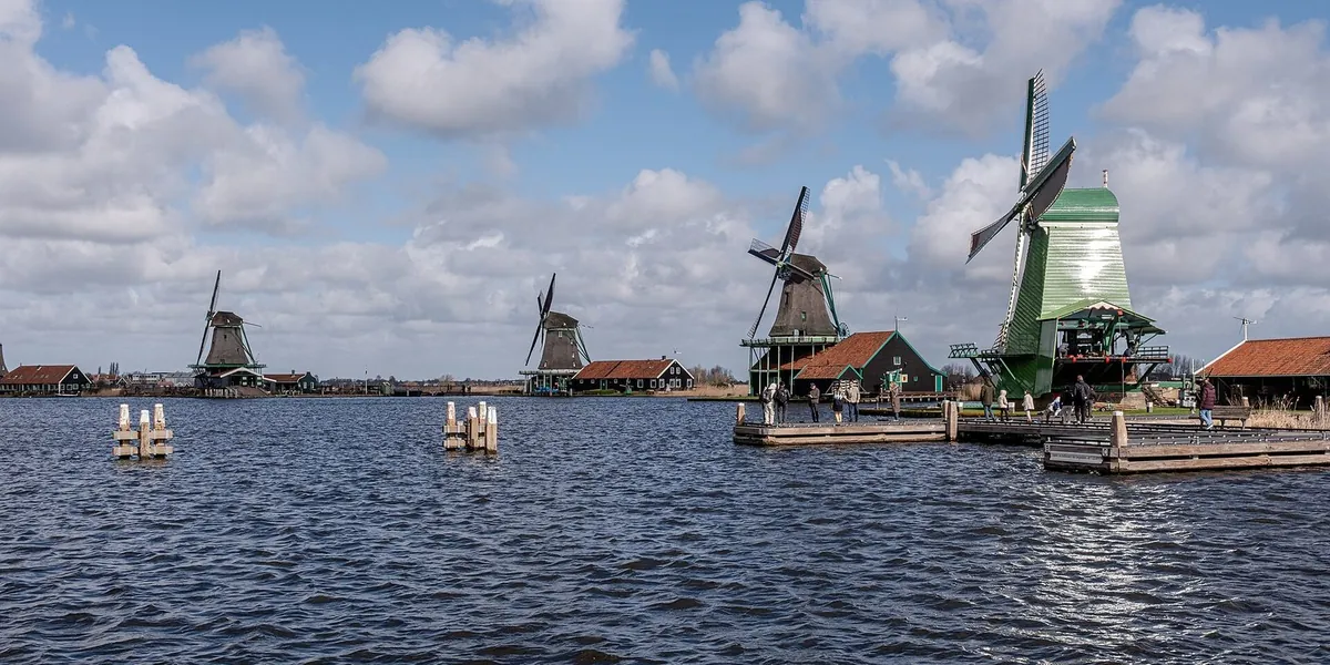 De molens van de Zaanse Schans aan de Zaan bij Zaandam