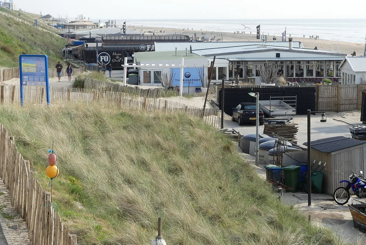 Een strandtent achter de duinen bij Zandvoort