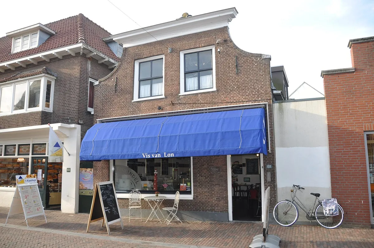Een zaak met terrasje aan de Dorpsstraat in Zoetermeer