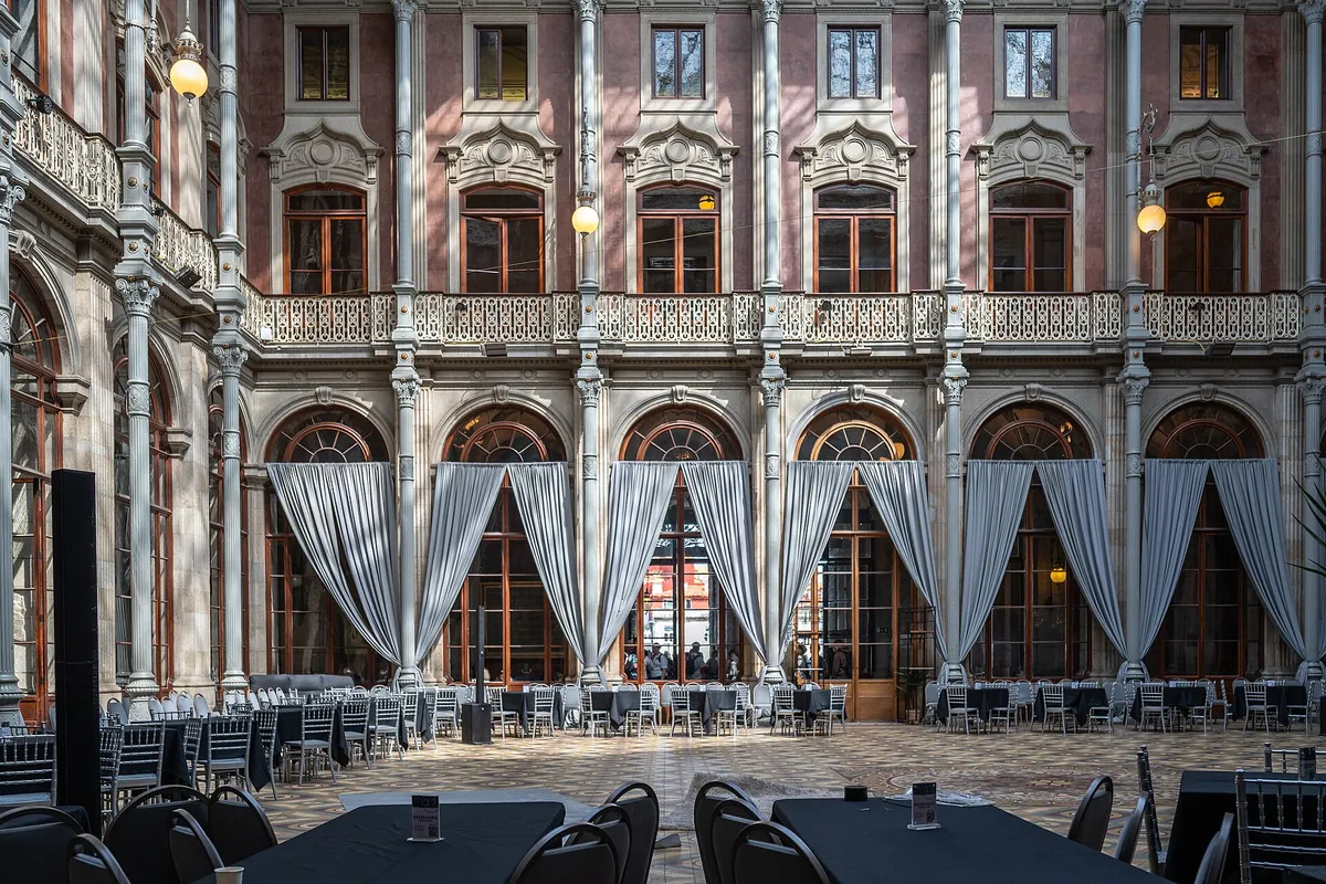 Gedekte tafels in een grote zaal voor een banquetingavond
