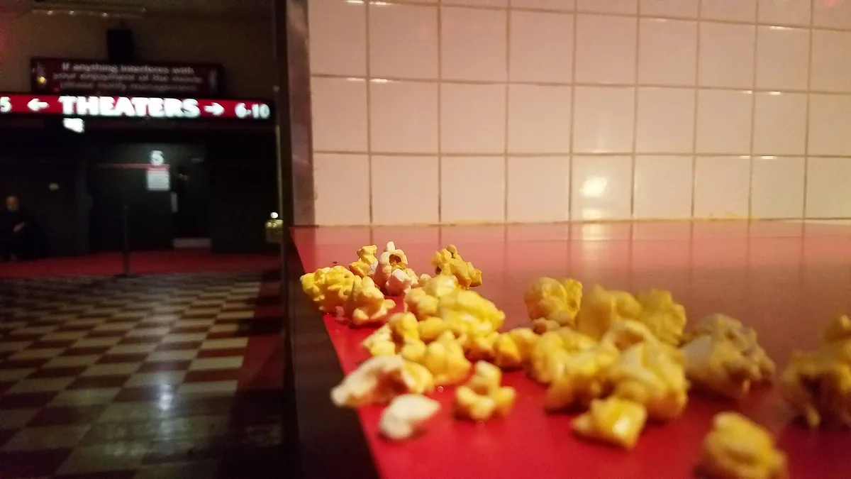 Popcorn op de verkoopbalie in een bioscoop