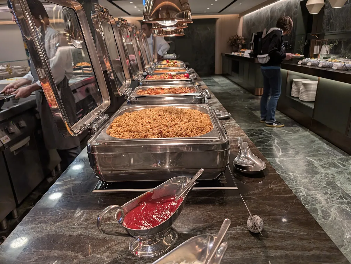 Buffet met warmhoudschalen tijdens een cateringopdracht