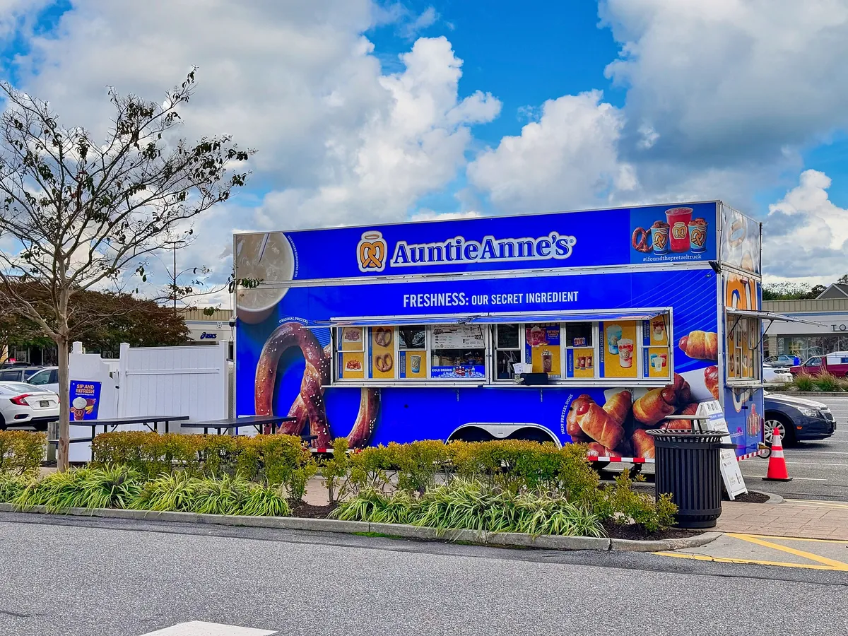 Foodtruck met een uitgifteluik op een pleintje