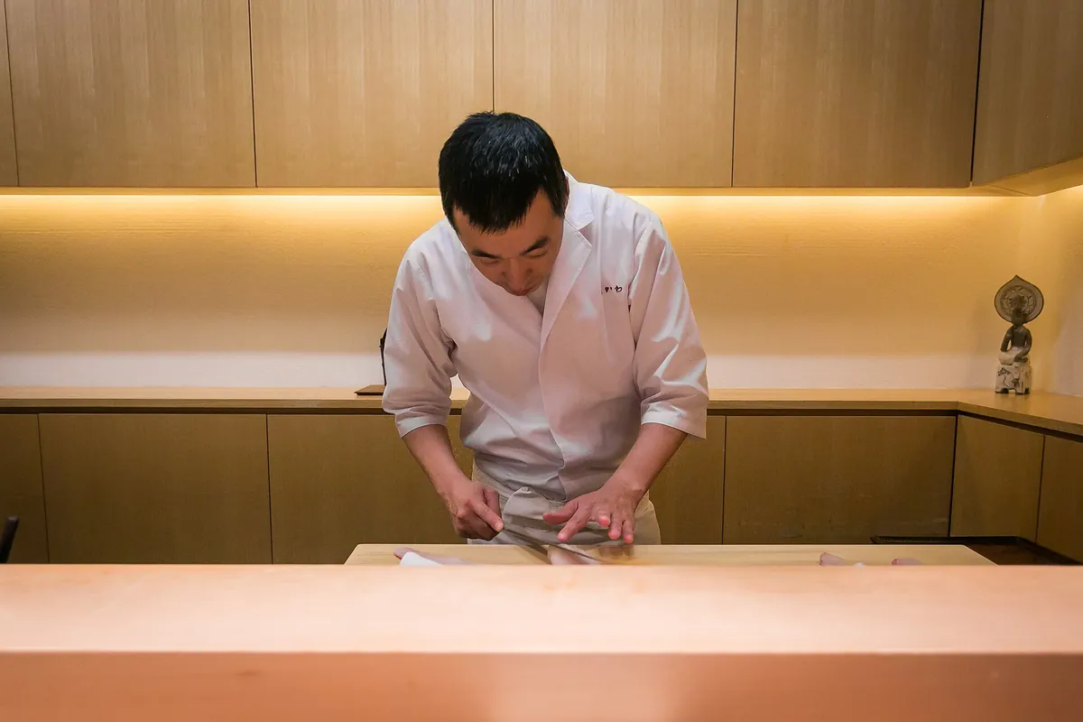 Sushichef bereidt sushi achter de toonbank